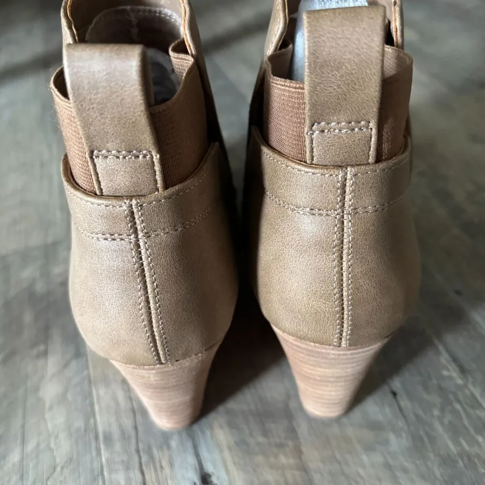 Dolce Vita Women's Size 8 Taupe Wedge Ankle Booties Stacked Heel Slip On Boots